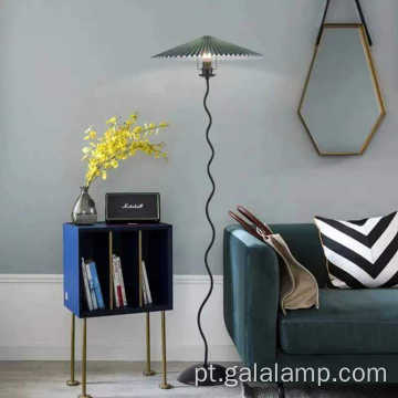 Candeeiro de pé plissado moderno com haste ondulada